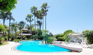Exclusieve eerstelijngolf Bali-stijl villa te koop in Nueva Andalucia te Marbella 0