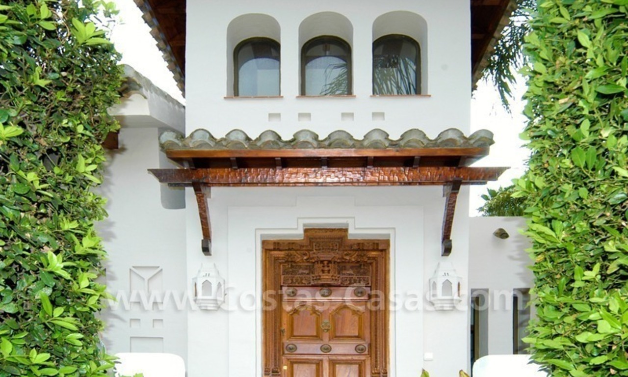 Exclusieve eerstelijngolf Bali-stijl villa te koop in Nueva Andalucia te Marbella 14