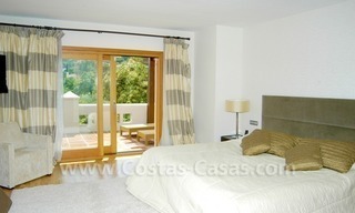 Exclusieve eerstelijngolf Bali-stijl villa te koop in Nueva Andalucia te Marbella 25