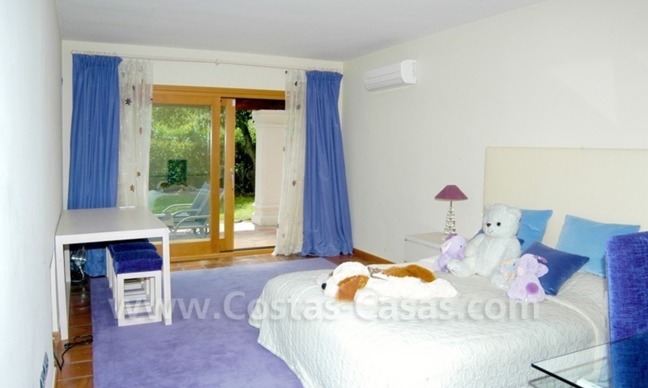 Exclusieve eerstelijngolf Bali-stijl villa te koop in Nueva Andalucia te Marbella 26