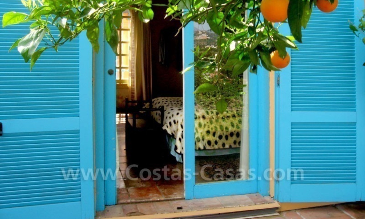 Rustieke villa – finca met paardenstallen en manege te koop in Marbella aan de Costa del Sol 9