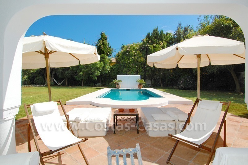 Totaal gerenoveerde vrijstaande villa te koop vlakbij het strand in Marbella