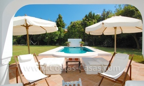 Totaal gerenoveerde vrijstaande villa te koop vlakbij het strand in Marbella 