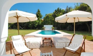 Totaal gerenoveerde vrijstaande villa te koop vlakbij het strand in Marbella 0