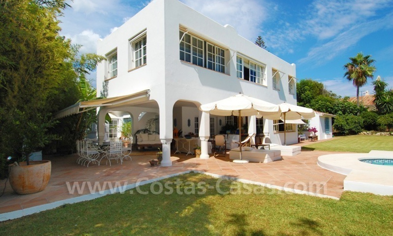 Totaal gerenoveerde vrijstaande villa te koop vlakbij het strand in Marbella 1