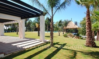 Nieuwe en moderne eerstelijngolf villa te koop dichtbij het strand in Marbella 3