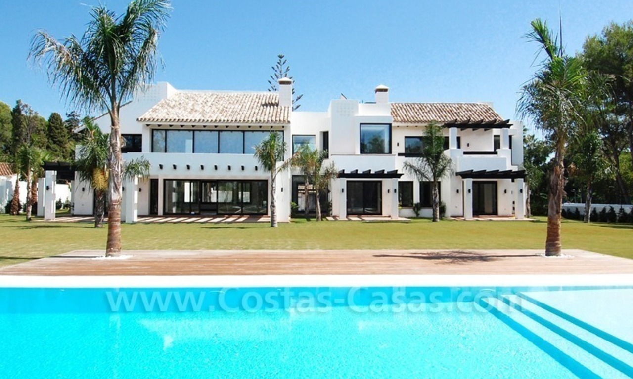 Nieuwe en moderne eerstelijngolf villa te koop dichtbij het strand in Marbella 0
