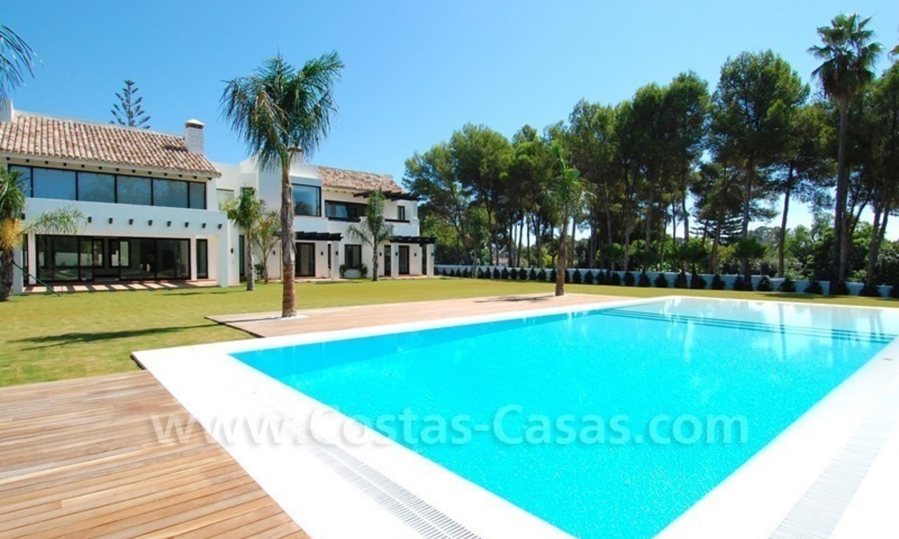 Nieuwe en moderne eerstelijngolf villa te koop dichtbij het strand in Marbella 2