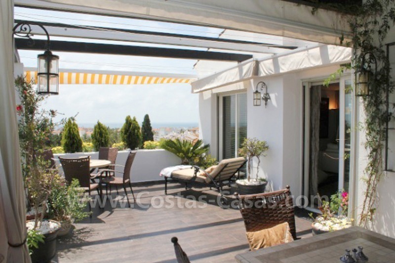 Gezellig penthouse appartement te koop nabij Puerto Banus in Nueva Andalucia te Marbella.