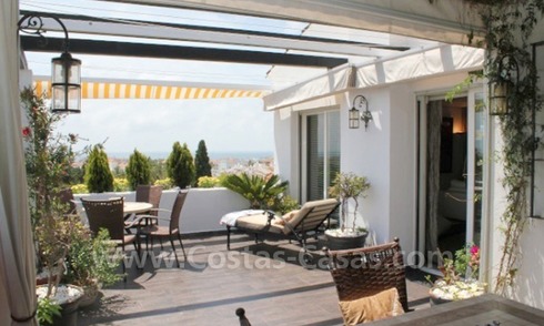 Gezellig penthouse appartement te koop nabij Puerto Banus in Nueva Andalucia te Marbella. 