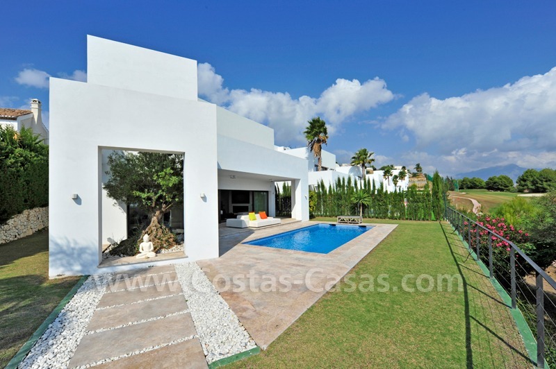 Exclusieve moderne villa te koop direct aan de golfbaan in Benahavis - Marbella