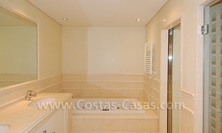 Luxe appartement te koop in een eerstelijnstrand complex op de Nieuwe Gouden Mijl tussen Marbella en Estepona centrum 14