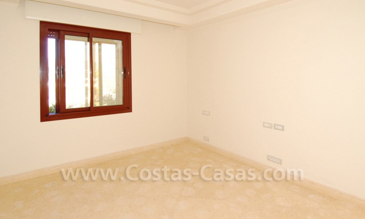 Luxe appartement te koop in een eerstelijnstrand complex op de Nieuwe Gouden Mijl tussen Marbella en Estepona centrum 11