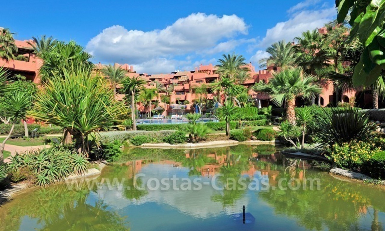 Luxe appartement te koop in een exclusief beachfront complex tussen Marbella en Estepona centrum. 0