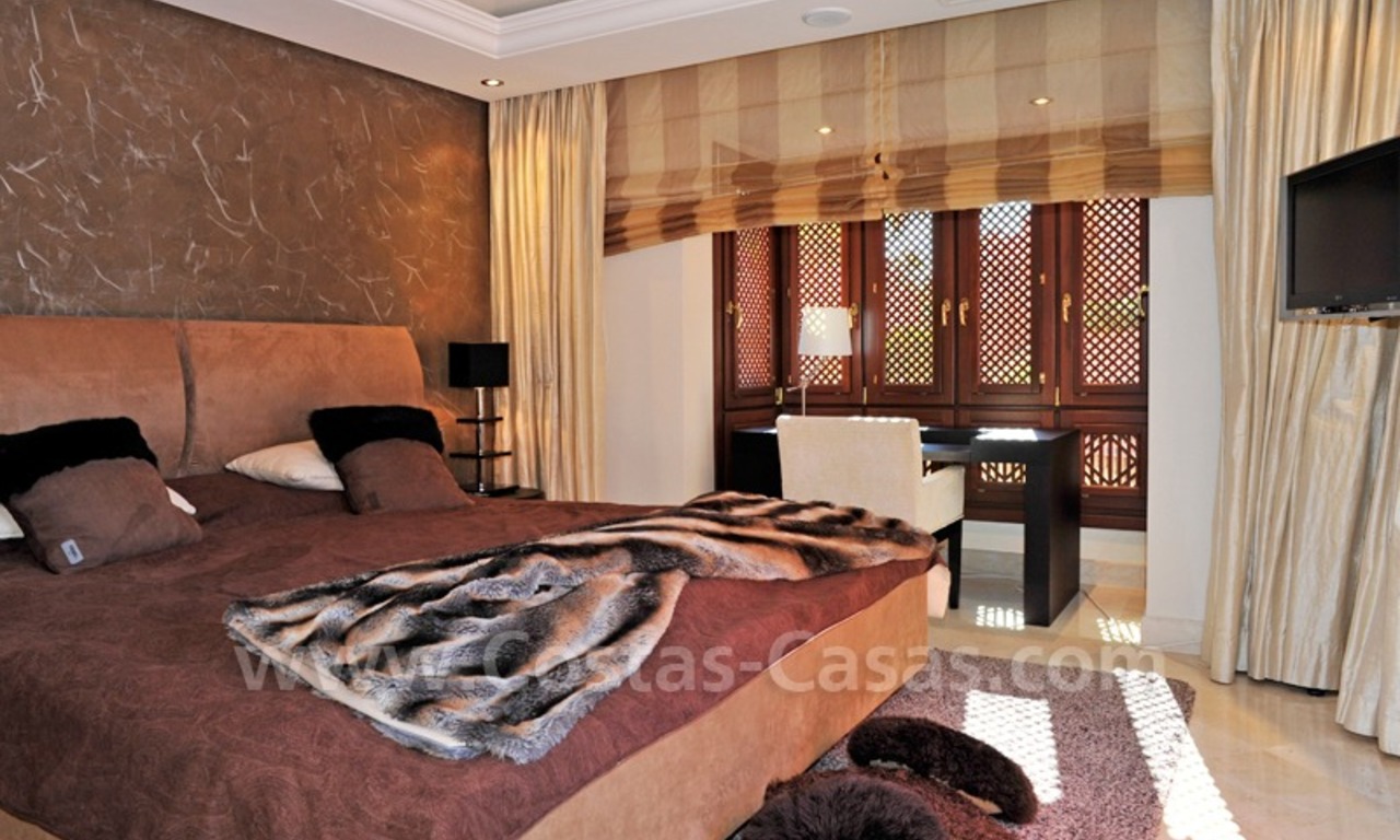 Luxe appartement te koop in een exclusief beachfront complex tussen Marbella en Estepona centrum. 18