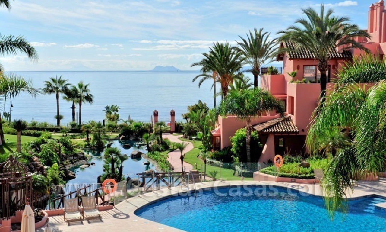 Luxe penthouse appartement te koop, eerstelijn strand exclusief complex, New Golden Mile, Marbella - Estepona 0