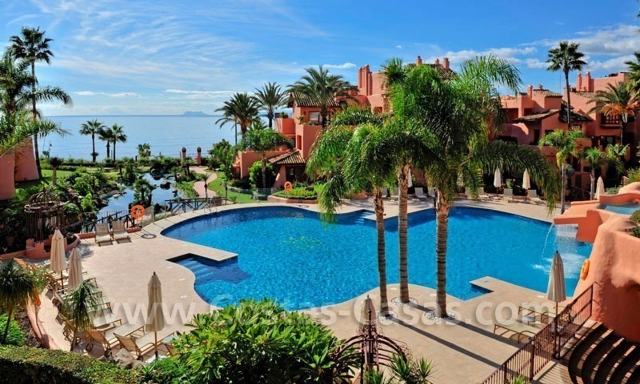 Luxe penthouse appartement te koop, eerstelijn strand exclusief complex, New Golden Mile, Marbella - Estepona 1