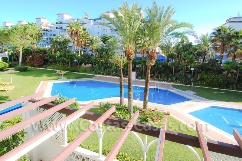 Beachside luxe appartement te koop in Puerto Banus te Marbella