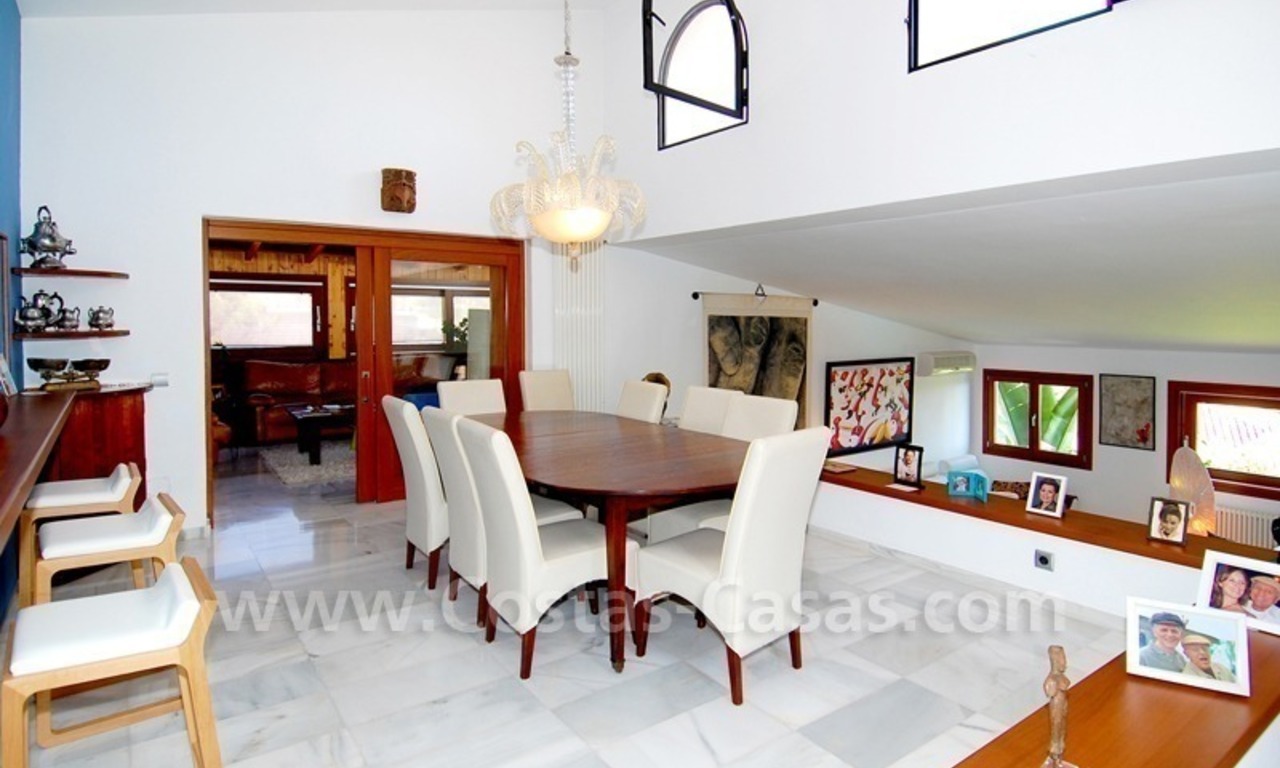 Bijzondere villa te koop met een separaat kantoor of praktijk in Nueva Andalucia te Marbella 17