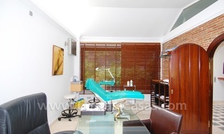 Bijzondere villa te koop met een separaat kantoor of praktijk in Nueva Andalucia te Marbella 27