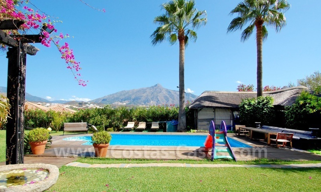Bijzondere villa te koop met een separaat kantoor of praktijk in Nueva Andalucia te Marbella 2