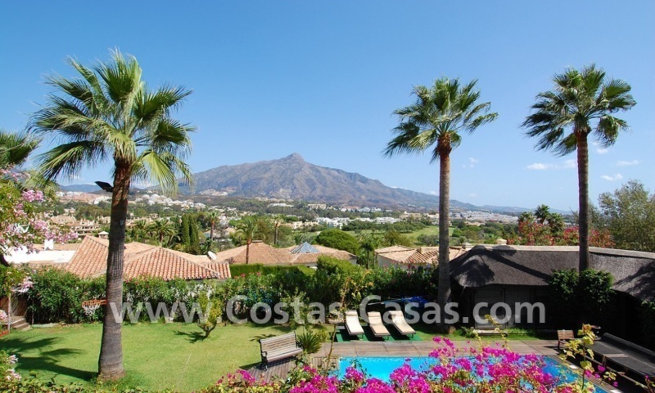 Bijzondere villa te koop met een separaat kantoor of praktijk in Nueva Andalucia te Marbella 0