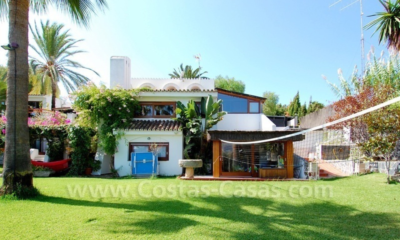 Bijzondere villa te koop met een separaat kantoor of praktijk in Nueva Andalucia te Marbella 4