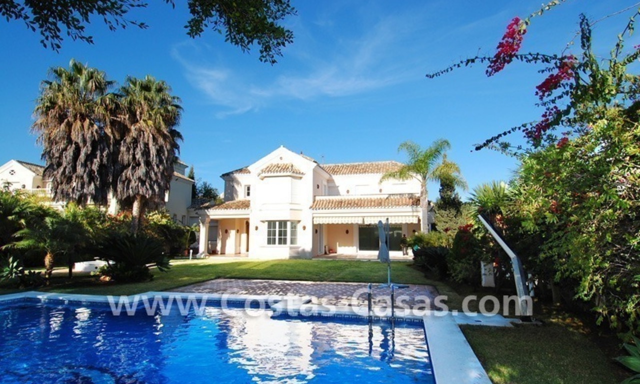 Beachside villa te koop in een Spaanse stijl op korte wandelafstand van het strand in oost Marbella 5