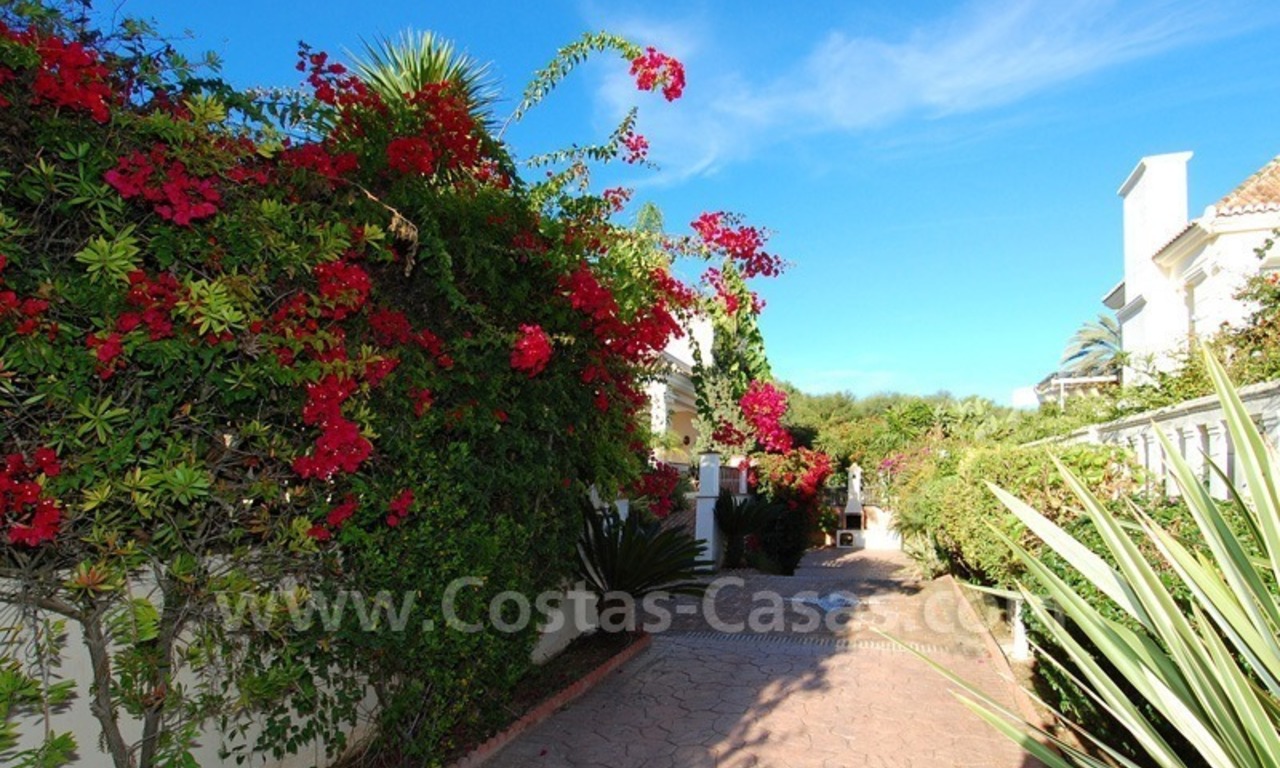 Beachside villa te koop in een Spaanse stijl op korte wandelafstand van het strand in oost Marbella 9