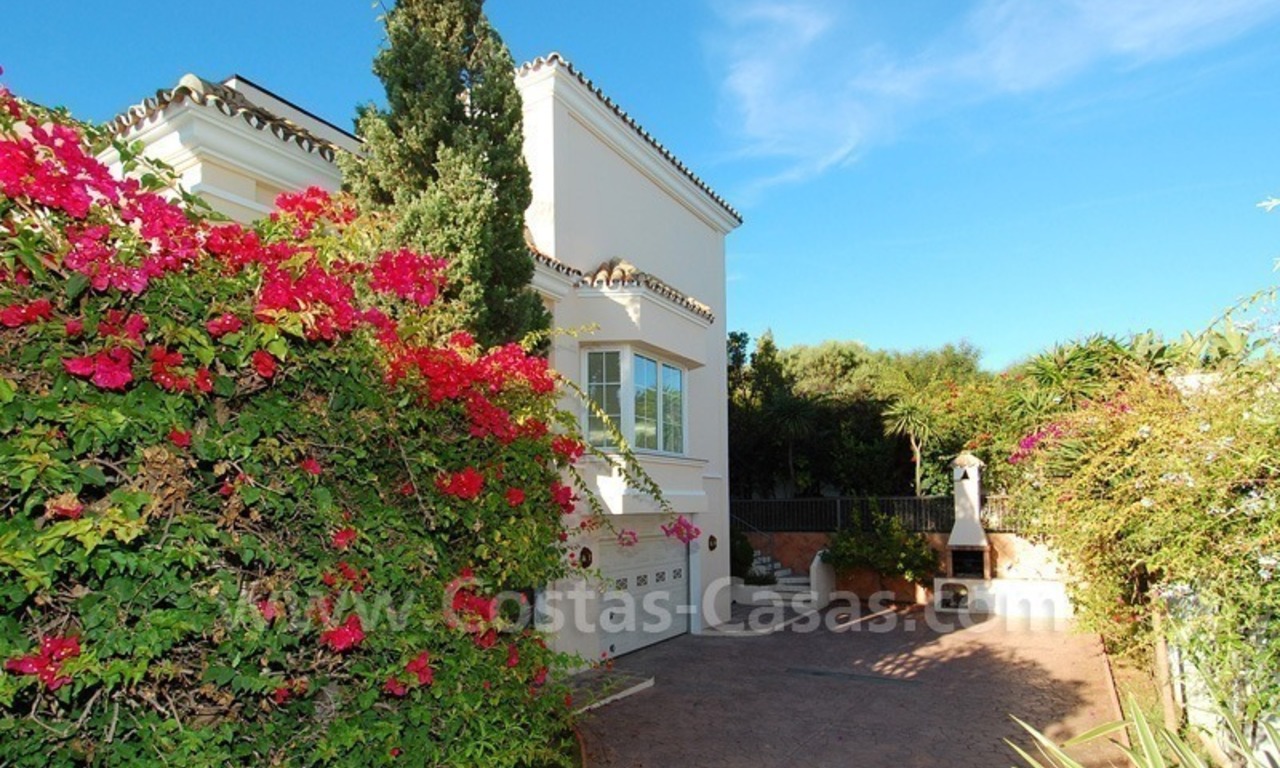 Beachside villa te koop in een Spaanse stijl op korte wandelafstand van het strand in oost Marbella 10