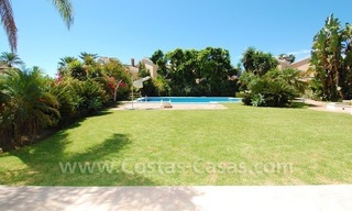 Beachside villa te koop in een Spaanse stijl op korte wandelafstand van het strand in oost Marbella 3