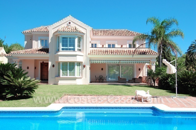 Beachside villa te koop in een Spaanse stijl op korte wandelafstand van het strand in oost Marbella