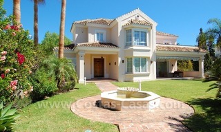 Beachside villa te koop in een Spaanse stijl op korte wandelafstand van het strand in oost Marbella 1