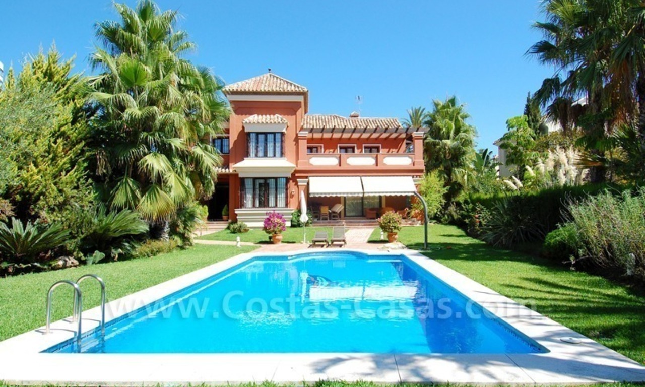 Beachside luxe villa te koop dichtbij het strand in Marbella oost 0