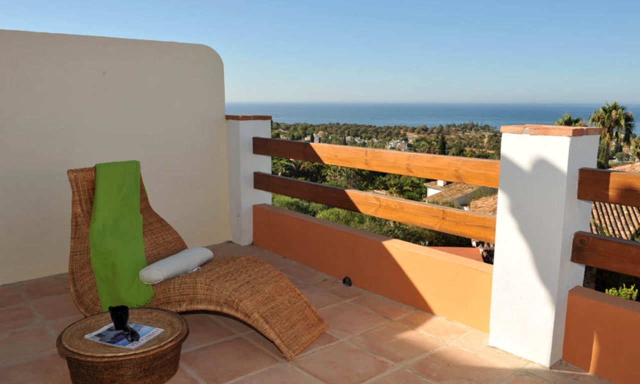 Huis te koop nabij Marbella centrum in omheind complex en met panoramisch zeezicht 1