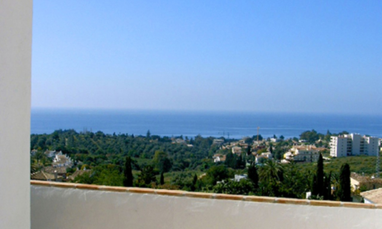 Huis te koop nabij Marbella centrum in omheind complex en met panoramisch zeezicht 9