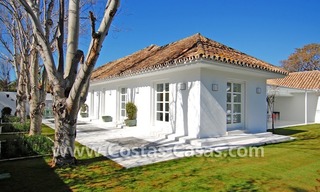 Villa te koop vlakbij de zee in moderne Andalusische stijl te Marbella 6