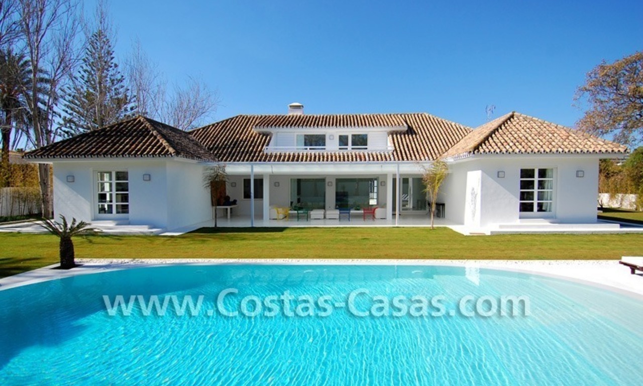 Villa te koop vlakbij de zee in moderne Andalusische stijl te Marbella 1