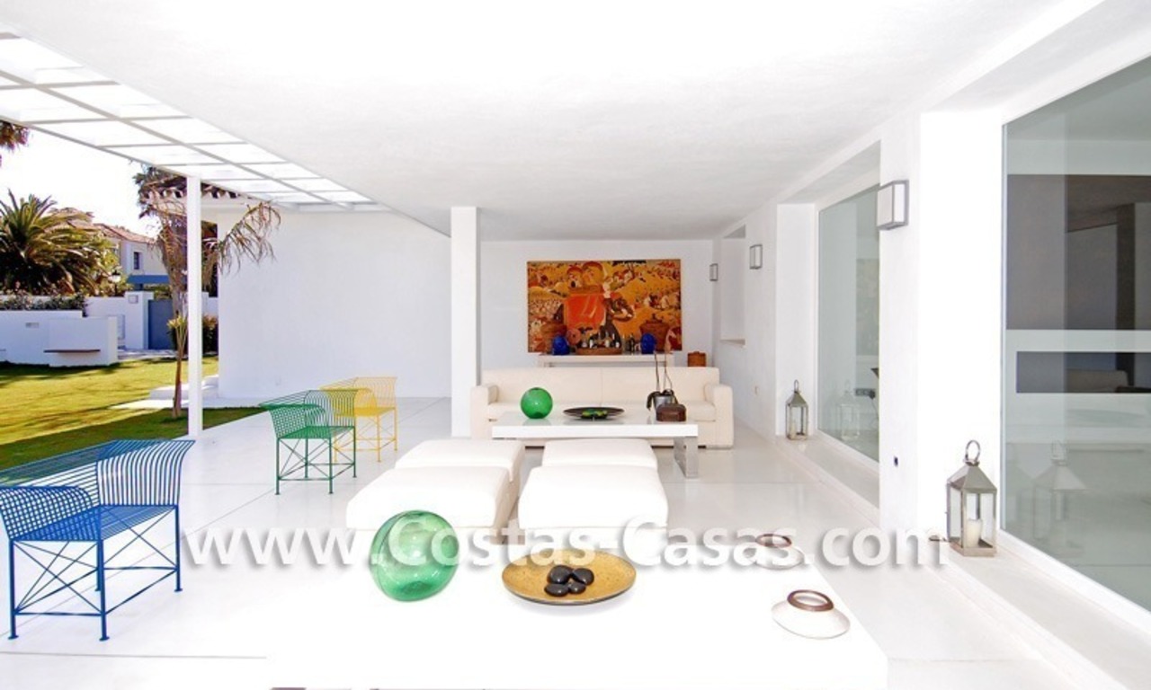 Villa te koop vlakbij de zee in moderne Andalusische stijl te Marbella 11