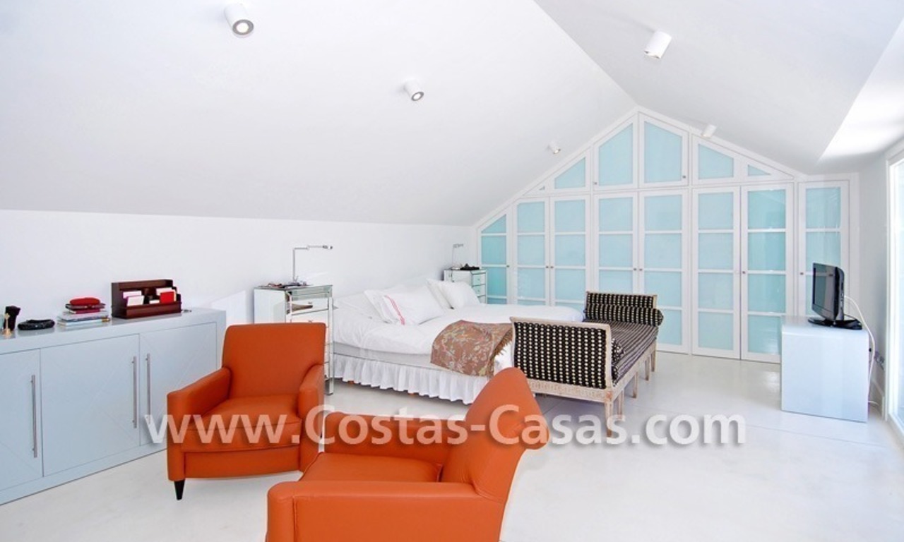 Villa te koop vlakbij de zee in moderne Andalusische stijl te Marbella 22