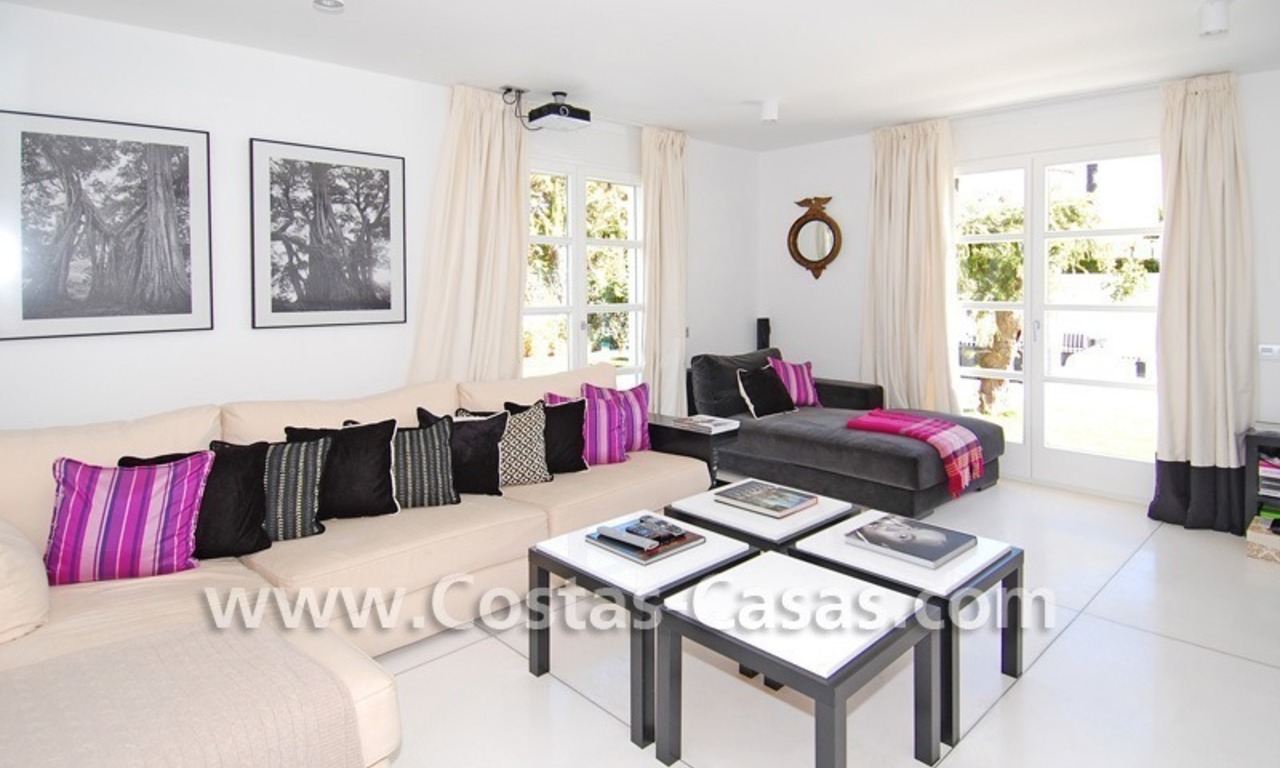Villa te koop vlakbij de zee in moderne Andalusische stijl te Marbella 14