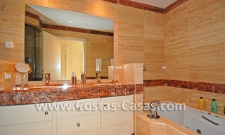 Luxe appartement te koop direct aan het strand in een eerstelijnstrand complex, New Golden Mile, Marbella -Estepona 20