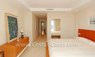 Luxe appartement te koop direct aan het strand in een eerstelijnstrand complex, New Golden Mile, Marbella -Estepona 14