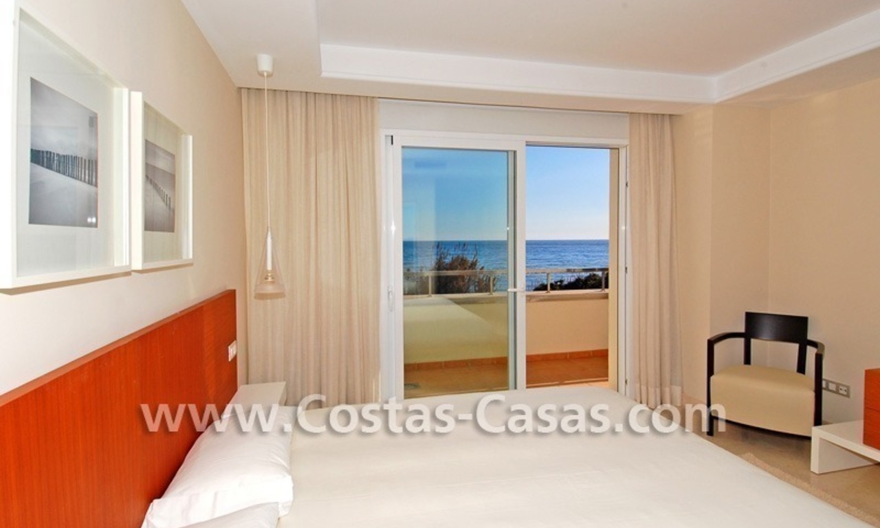 Luxe appartement te koop direct aan het strand in een eerstelijnstrand complex, New Golden Mile, Marbella -Estepona 15