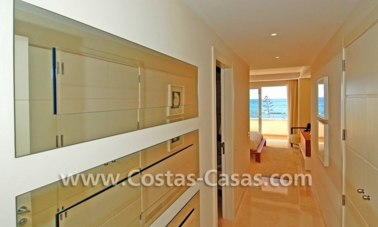 Luxe appartement te koop direct aan het strand in een eerstelijnstrand complex, New Golden Mile, Marbella -Estepona 17