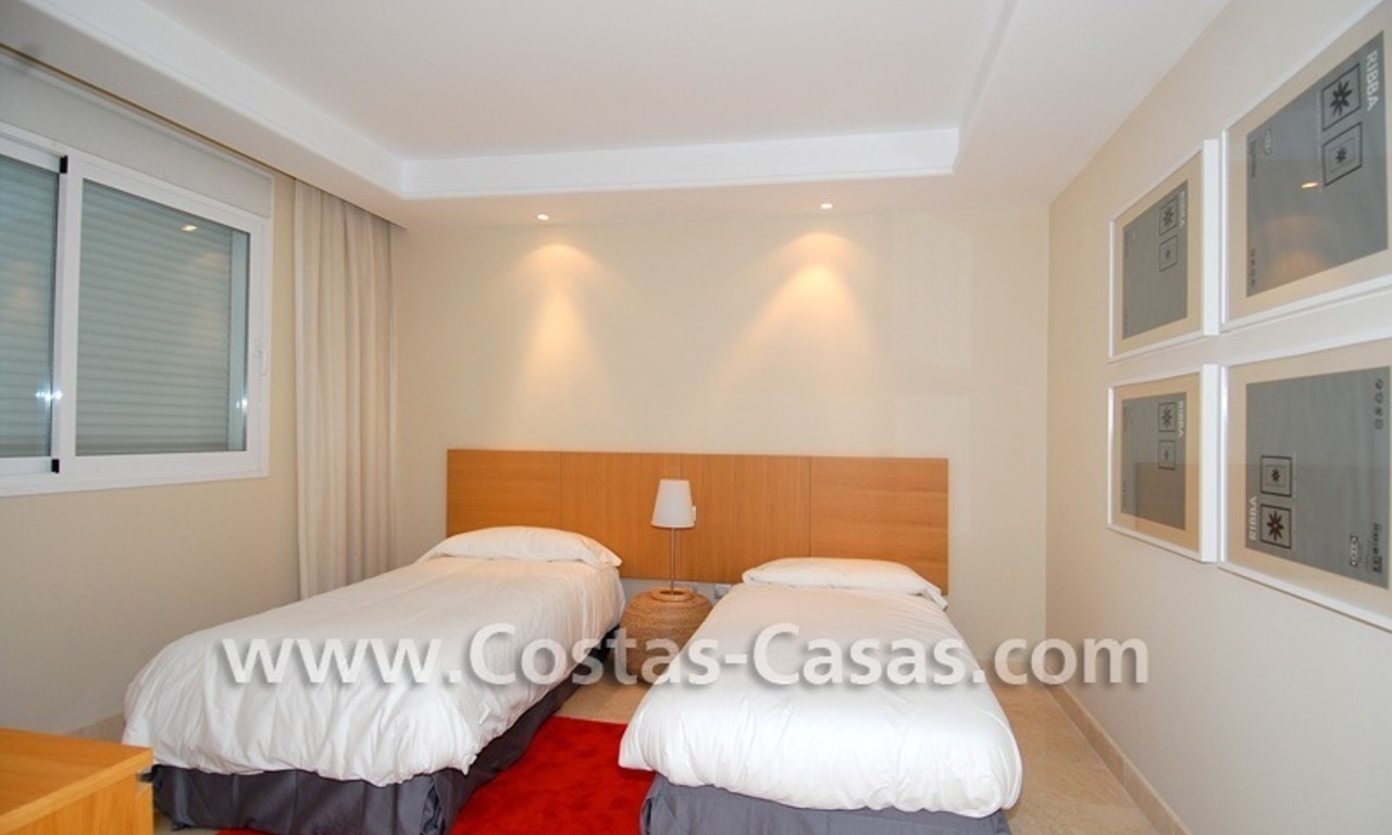 Luxe appartement te koop direct aan het strand in een eerstelijnstrand complex, New Golden Mile, Marbella -Estepona 18