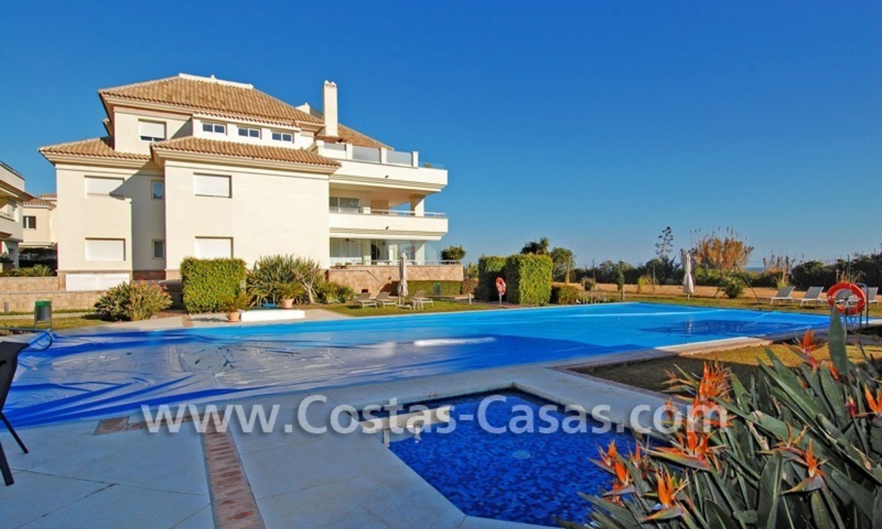 Luxe appartement te koop direct aan het strand in een eerstelijnstrand complex, New Golden Mile, Marbella -Estepona 24
