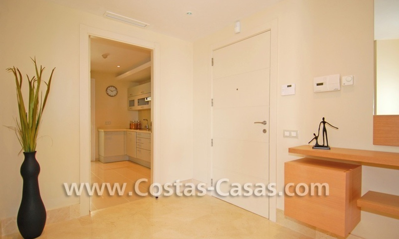 Luxe appartement te koop direct aan het strand in een eerstelijnstrand complex, New Golden Mile, Marbella -Estepona 12