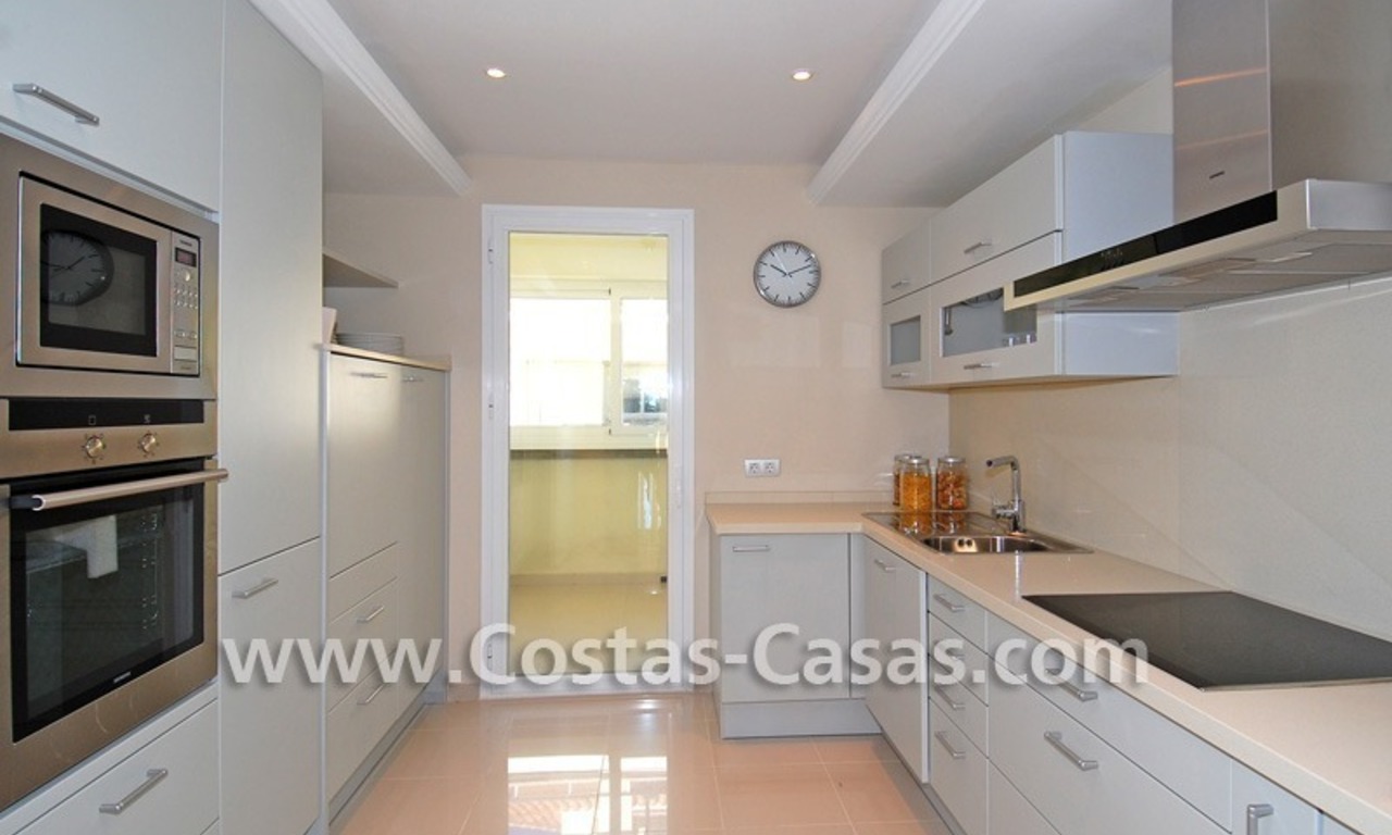 Luxe appartement te koop direct aan het strand in een eerstelijnstrand complex, New Golden Mile, Marbella -Estepona 22
