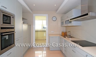 Luxe appartement te koop direct aan het strand in een eerstelijnstrand complex, New Golden Mile, Marbella -Estepona 22